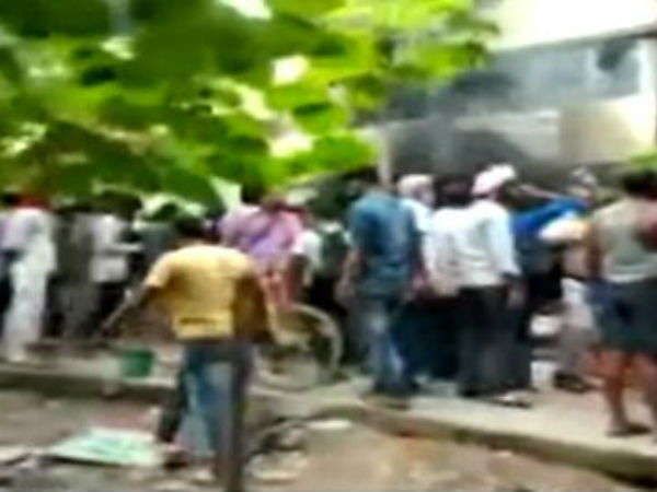 பெண்ணை நிர்வாணமாக்கி