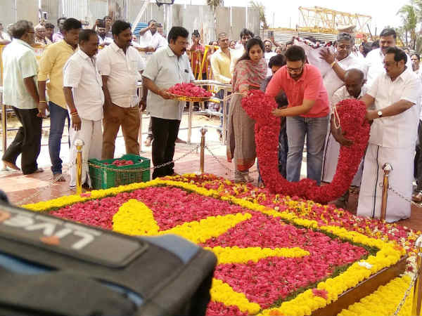 MK Azhgiri pays tribute in Karunanidhis memorial MK Azhgiri pays tribute in Karunanidhis memorial