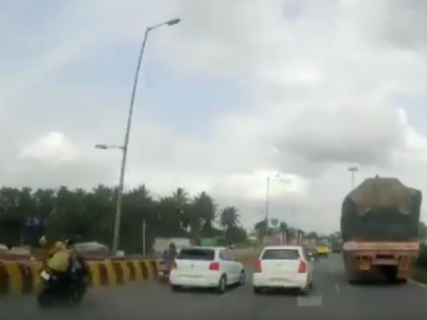 புல்வெளியில் குழந்தை
