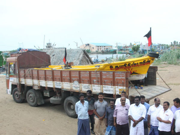 Udhayanidhi Stalin sends a boat from Nagai to Kerala Udhayanidhi Stalin sends a boat from Nagai to Kerala