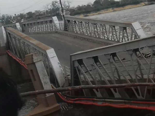 Kollidam Old Bridge 18th Pillar getting collapsed Kollidam Old Bridge 18th Pillar getting collapsed