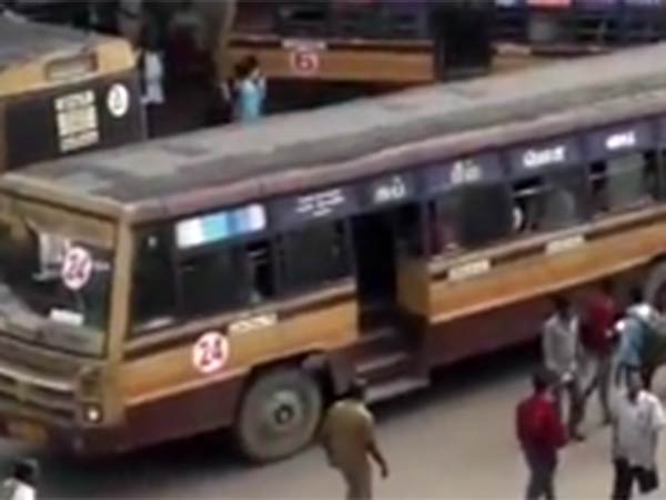 சாலைமறியலில் உறவினர்கள்