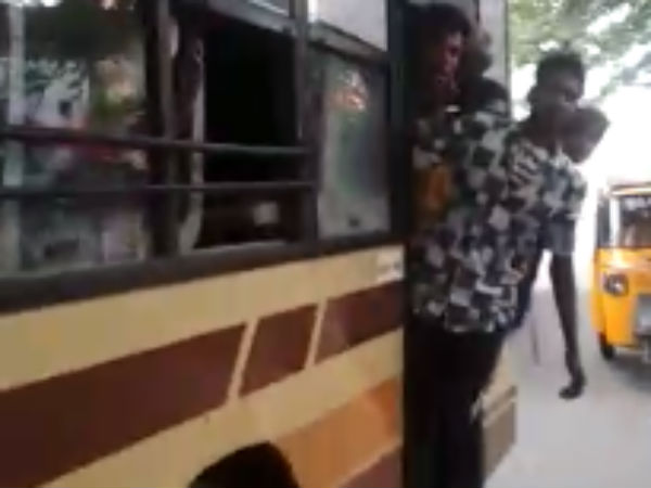 சாலையில் உரசினர்