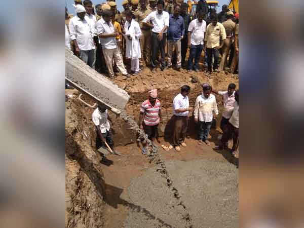 Construction of burial starts at Chennais Marina beach for Karunanidhi Construction of burial starts at Chennais Marina beach for Karunanidhi