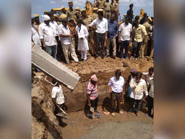 Construction of burial starts at Chennais Marina beach for Karunanidhi Construction of burial starts at Chennais Marina beach for Karunanidhi
