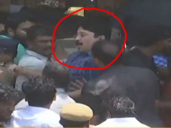 Dhayanidhi Maran traps in crowd Dhayanidhi Maran traps in crowd