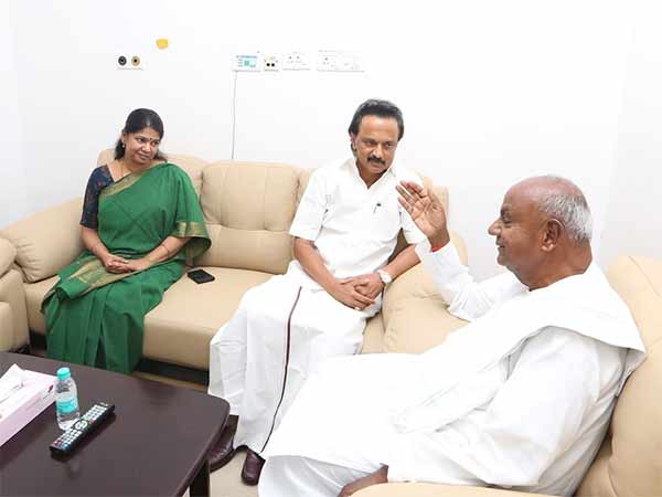 Former Prime Minister Devegowda visits Kauvery Hospital, Cannot forget Karunanidhi’s services Former Prime Minister Devegowda visits Kauvery Hospital, Cannot forget Karunanidhi’s services