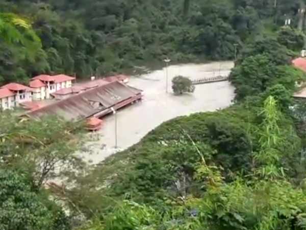 Devotees asked to avoid visiting Sabarimala as Pamba river overflows Devotees asked to avoid visiting Sabarimala as Pamba river overflows