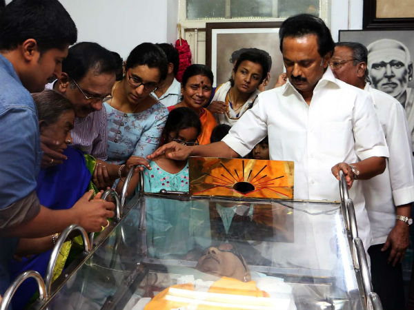 Dhayalu Ammal pays tribute to Karunanidhi Dhayalu Ammal pays tribute to Karunanidhi