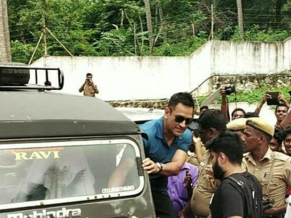 M.S.Dhoni take bath near Nellai falls M.S.Dhoni take bath near Nellai falls