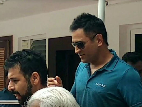 M.S.Dhoni take bath near Nellai falls M.S.Dhoni take bath near Nellai falls