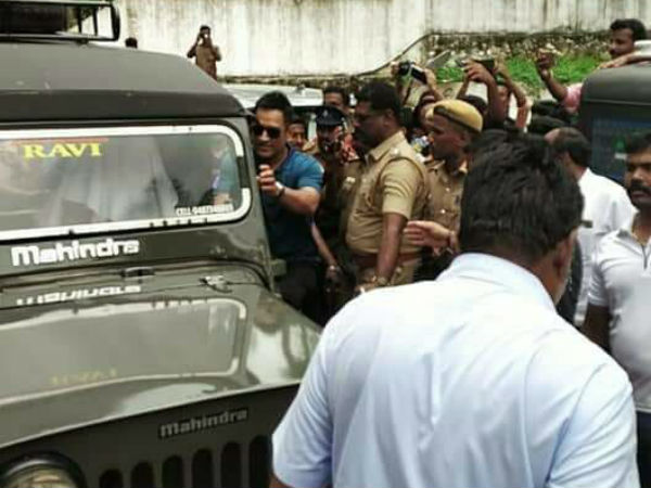 M.S.Dhoni take bath near Nellai falls M.S.Dhoni take bath near Nellai falls