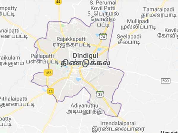 சாலை ஓரம் மாணவிகள்