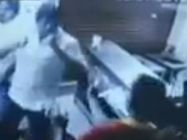 பாக்சர் போல குத்துகிறார்