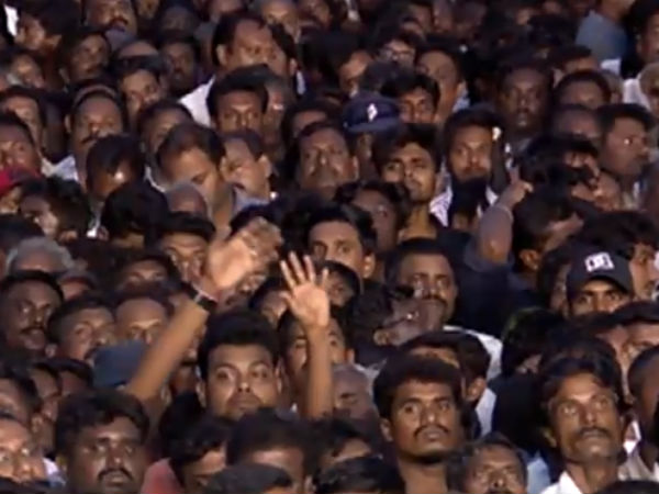 DMK cadres waiting in the rain to pay tribute for Karunanidhi DMK cadres waiting in the rain to pay tribute for Karunanidhi