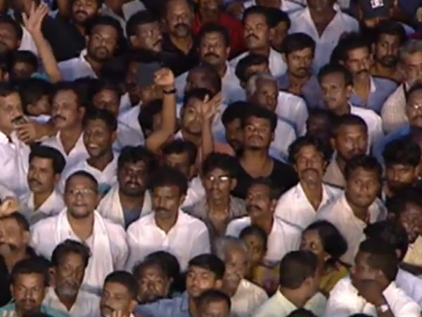 DMK cadres waiting in the rain to pay tribute for Karunanidhi DMK cadres waiting in the rain to pay tribute for Karunanidhi