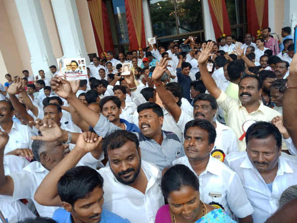 உற்சாகத்தில் தொண்டர்கள்
