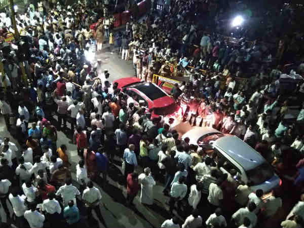 Karunanidhi Dies: DMK cadres cry outside the Cauvery hospital Karunanidhi Dies: DMK cadres cry outside the Cauvery hospital