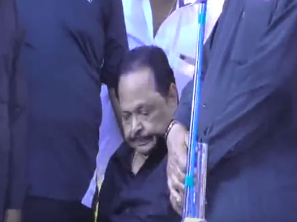 Durai Murugan Crying for Karunanidhi Death in Vellore Durai Murugan Crying for Karunanidhi Death in Vellore