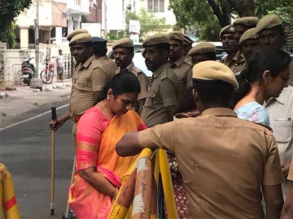 Durga Stalin, Selvi, Mohana Tamilarasu cried in the hospital entrance Durga Stalin, Selvi, Mohana Tamilarasu cried in the hospital entrance