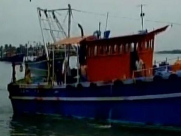 3 were died as Ship hits boat near Kochi 3 were died as Ship hits boat near Kochi