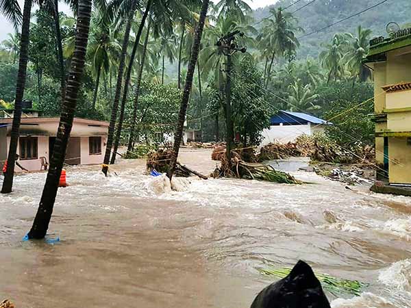 கேரளாவில் மேலும் 3 நாட்களுக்கு கனமழை நீடிக்கும்.. பீதியை கிளப்பும் வானிலை மையம்! 