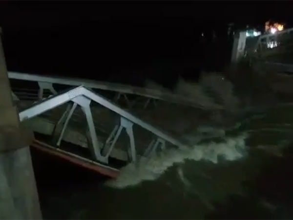 Police warns public to do not near the collapsed the Trichy bridge Police warns public to do not near the collapsed the Trichy bridge