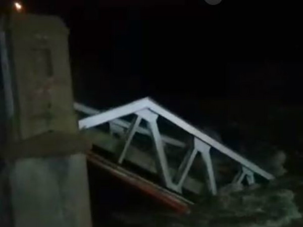 விரிசல் அதிகமாகி உடைந்துள்ளது.