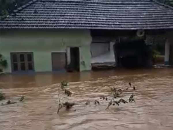 மூழ்கியது கேரளா.. பல இடங்களில் வெள்ளம்.. பதற வைக்கும் வீடியோ காட்சிகள்! 