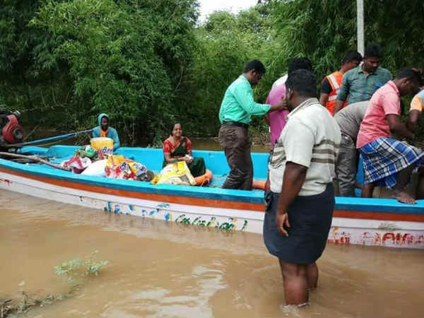 படகுகள் மூலம் மீட்பு