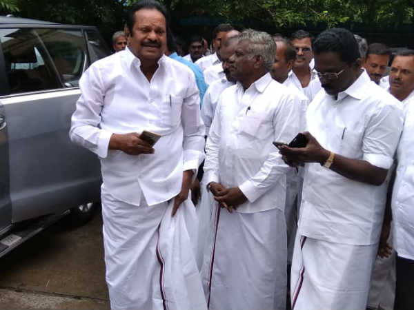 விலகி இருந்தார்