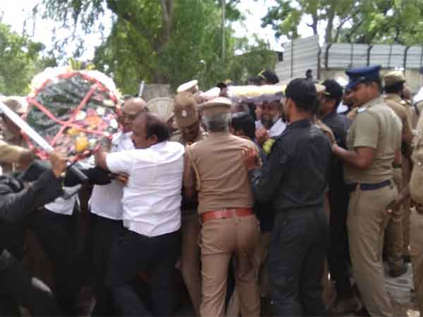 Heavy crowd in Rajaji hall to pay tribute to Karunanidhi Heavy crowd in Rajaji hall to pay tribute to Karunanidhi
