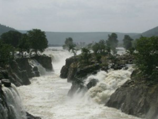 Hoggenakkal gets inflow of water 1.90 lakh cusecs Hoggenakkal gets inflow of water 1.90 lakh cusecs