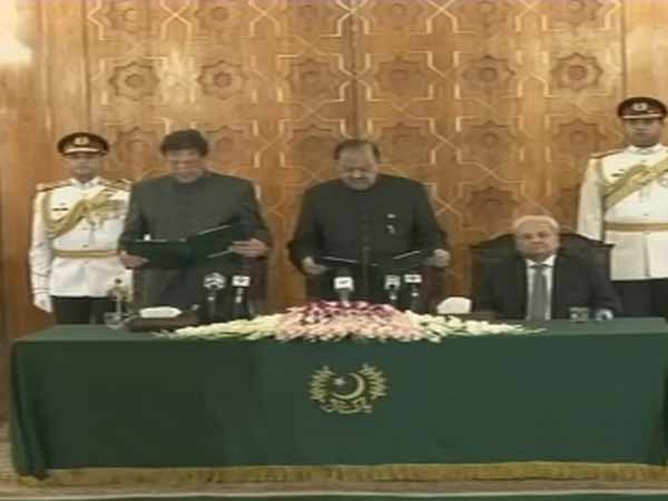 Navjot Singh Sidhu joins ImranKhans oath-taking ceremony Navjot Singh Sidhu joins ImranKhans oath-taking ceremony