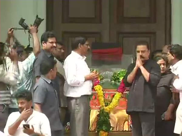 Actor Kamal pays tribute to Karunanidhi Actor Kamal pays tribute to Karunanidhi