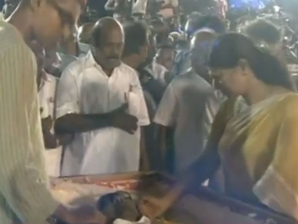 Kanimozhi give tribute to his father by kissing his face Kanimozhi give tribute to his father by kissing his face