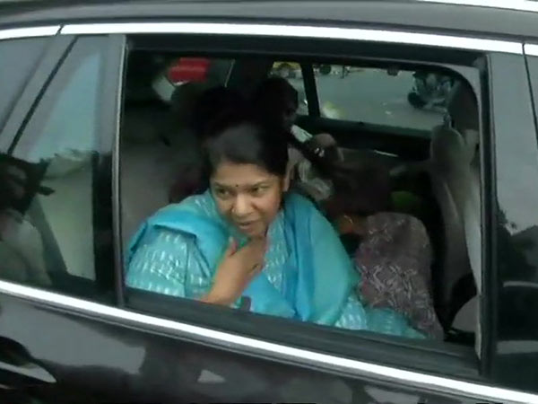 Kanimozhi comes back to hospital with husband Kanimozhi comes back to hospital with husband