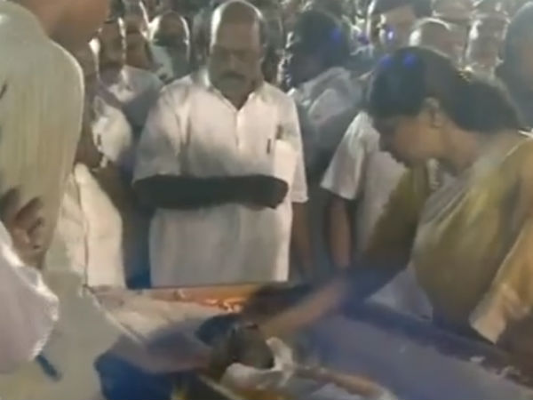 Kanimozhi give tribute to his father by kissing his face Kanimozhi give tribute to his father by kissing his face