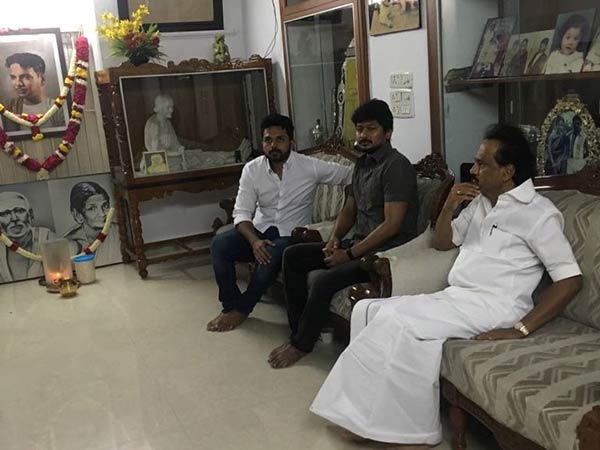 Actor Karthi pays last respect to Karunanidhi Actor Karthi pays last respect to Karunanidhi