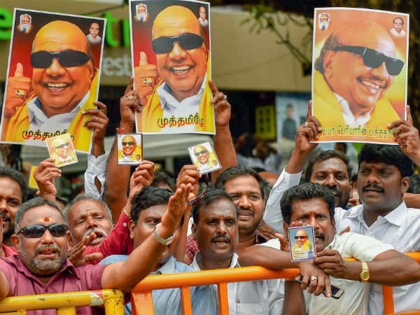 People opposing government decision against Karunanidhi tomb in Marina People opposing government decision against Karunanidhi tomb in Marina