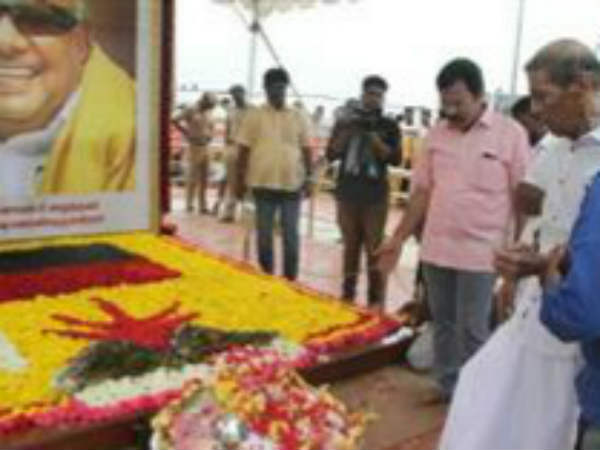 MK Muthu pays condolence to his father Karunanidhi in Merina MK Muthu pays condolence to his father Karunanidhi in Merina