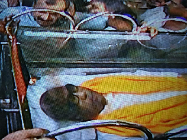 Karunanidhi back to gopalapuram house for the last time Karunanidhi back to gopalapuram house for the last time