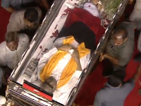 Karunanidhis body is taken to Gopalapuram house Karunanidhis body is taken to Gopalapuram house