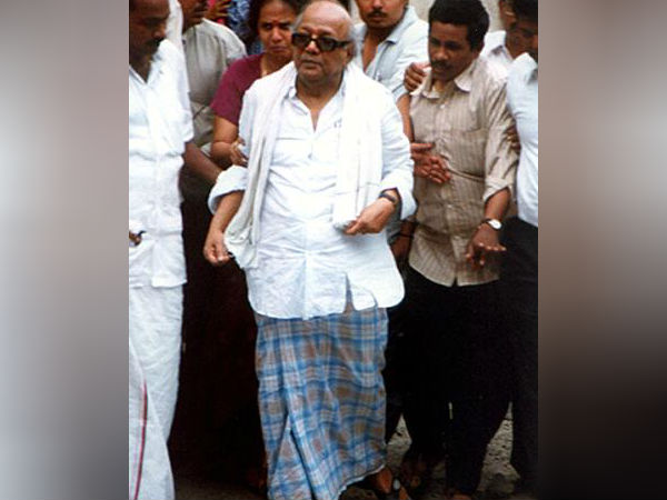 லுங்கியில் கருணாநிதி