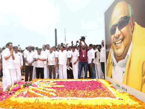M.K Stalin pays tribute to DMK leader Karunanidhi in Marina M.K Stalin pays tribute to DMK leader Karunanidhi in Marina