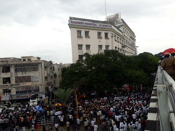 DMK cadres tried to break into Kauvery Hospital as Karunanidhi health gets a worst DMK cadres tried to break into Kauvery Hospital as Karunanidhi health gets a worst