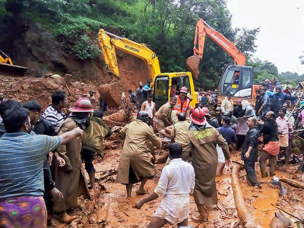 வெள்ளத்தோடு சேர்ந்து கேரளாவை உலுக்கும் நிலச்சரிவு.. 22 பேர் பலியான சோகம் 