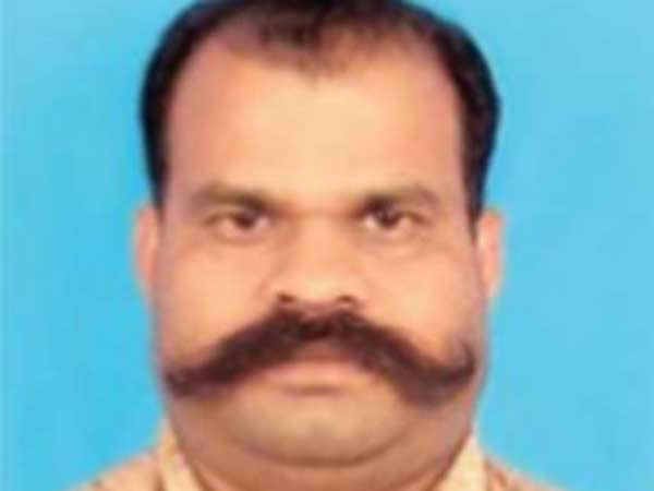 ஈக்கள் மொய்த்தது
