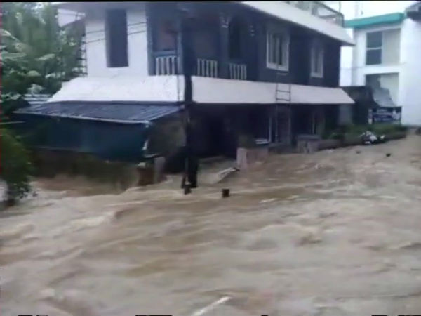 அய்யப்பன் கோவிலில் வெள்ளம்