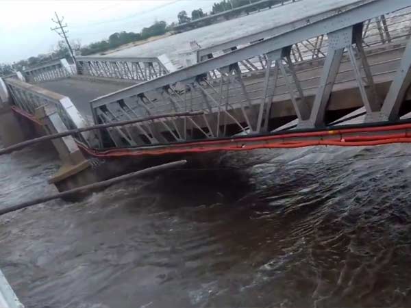 Kollidam Old Bridge 18th Pillar getting collapsed Kollidam Old Bridge 18th Pillar getting collapsed